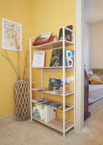 a book shelf filled with books in a room at Aerie Esmeralda in Como