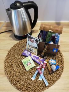 a table with a basket of food and a tea pot at Gîte ''Le nid de Bouly'' in Martres-de-Veyre