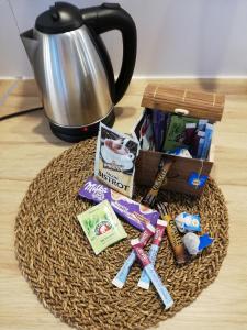 Příslušenství pro přípravu čaje a kávy v ubytování Gîte ''Le nid de Bouly''