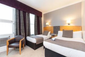 Postel nebo postele na pokoji v ubytování Aberdeen Douglas Hotel