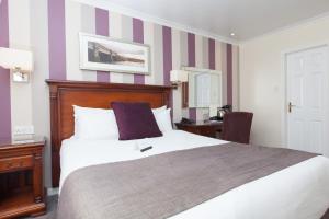 Postel nebo postele na pokoji v ubytování Aberdeen Douglas Hotel