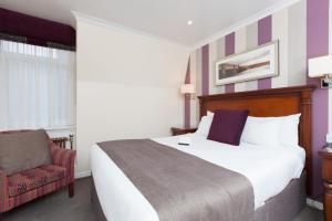 Postel nebo postele na pokoji v ubytování Aberdeen Douglas Hotel