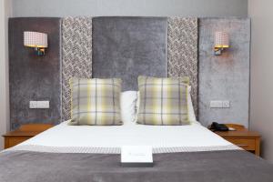 Postel nebo postele na pokoji v ubytování Aberdeen Douglas Hotel