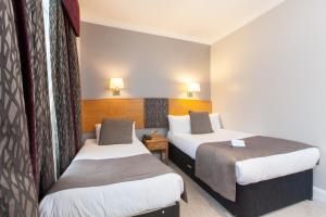 Postel nebo postele na pokoji v ubytování Aberdeen Douglas Hotel
