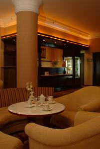 فندق اسهام في جدة: غرفة مع طاولة مع أكواب وكراسي