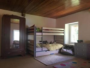 1 dormitorio con litera y espejo en Charmante maison familiale, en Saint-Pierre-de-Chartreuse