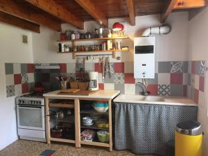 A kitchen or kitchenette at Charmante maison familiale