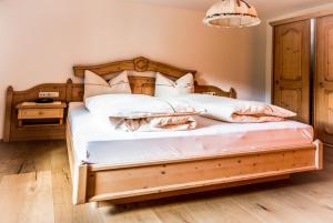 Voodi või voodid majutusasutuse Hotel zum Goldenen Löwen toas