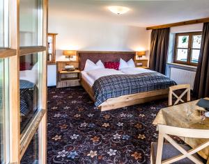 Voodi või voodid majutusasutuse Hotel zum Goldenen Löwen toas +37 fotot