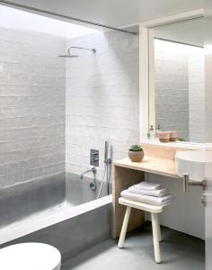 een badkamer met een bad en een wastafel bij Patio São Vicente in Lissabon