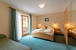 A bed or beds in a room at Pension&Appartements Marxenhof