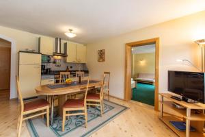 A kitchen or kitchenette at Pension&Appartements Marxenhof