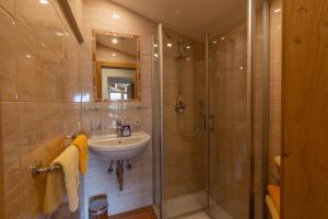 A bathroom at Pension&Appartements Marxenhof
