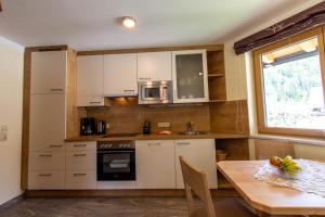 A kitchen or kitchenette at Pension&Appartements Marxenhof