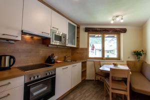 A kitchen or kitchenette at Pension&Appartements Marxenhof