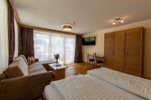 A bed or beds in a room at Pension&Appartements Marxenhof