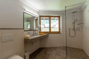A bathroom at Pension&Appartements Marxenhof