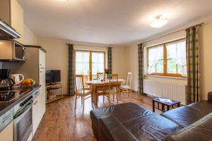 A kitchen or kitchenette at Pension&Appartements Marxenhof