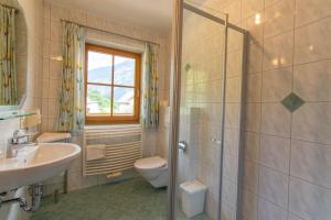 A bathroom at Pension&Appartements Marxenhof