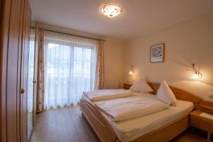A bed or beds in a room at Pension&Appartements Marxenhof