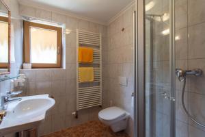 A bathroom at Pension&Appartements Marxenhof