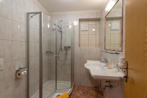 A bathroom at Pension&Appartements Marxenhof
