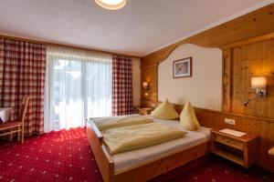 A bed or beds in a room at Pension&Appartements Marxenhof