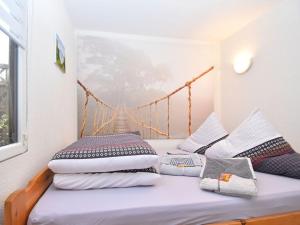 ein Schlafzimmer mit einem Bett mit Kissen darauf in der Unterkunft Ferienbungalow Poppengrün in Poppengrün