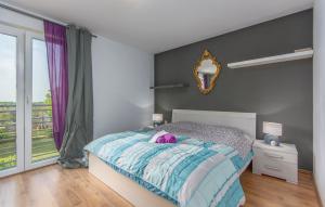 sypialnia z łóżkiem i lustrem na ścianie w obiekcie Modern Villa di Rovigno with Pool, Hot Tub and Sea View w mieście Rovinjsko Selo