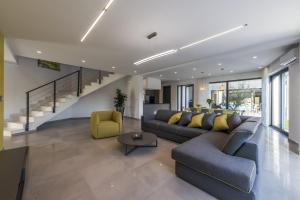 Posedenie v ubytovaní Contemporary Villa Nada with Pool and Sauna