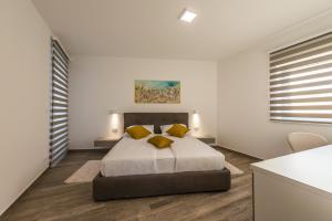 Posteľ alebo postele v izbe v ubytovaní Contemporary Villa Nada with Pool and Sauna