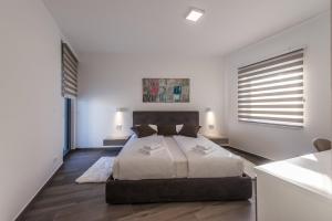 Posteľ alebo postele v izbe v ubytovaní Contemporary Villa Nada with Pool and Sauna