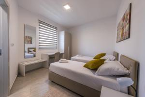 Posteľ alebo postele v izbe v ubytovaní Contemporary Villa Nada with Pool and Sauna