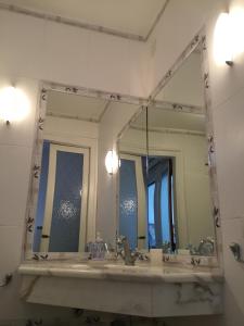 カルロフォルテにあるAppartamento Casa Toninaのバスルーム(シンク2台、大きな鏡付)