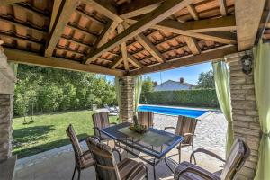 Bazén v ubytovaní Spacious Three-Bedroom Villa Balun with Pool alebo v jeho blízkosti