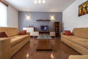 Posedenie v ubytovaní Spacious Three-Bedroom Villa Balun with Pool