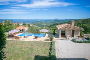Bazén v ubytovaní Unique Villa Bošket with Pool and Jacuzzi surrounded by Nature alebo v jeho blízkosti