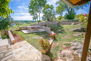 Vonkajšia záhrada v ubytovaní Unique Villa Bošket with Pool and Jacuzzi surrounded by Nature