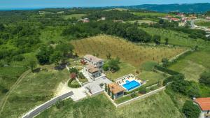 Bazén v ubytovaní Unique Villa Bošket with Pool and Jacuzzi surrounded by Nature alebo v jeho blízkosti