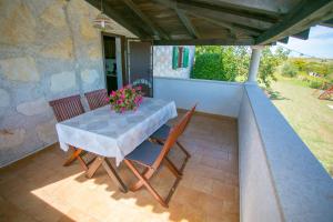 Balkón alebo terasa v ubytovaní Unique Villa Bošket with Pool and Jacuzzi surrounded by Nature