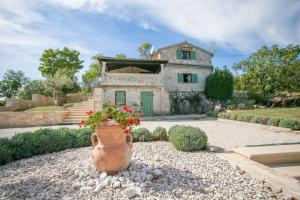 Vonkajšia záhrada v ubytovaní Unique Villa Bošket with Pool and Jacuzzi surrounded by Nature