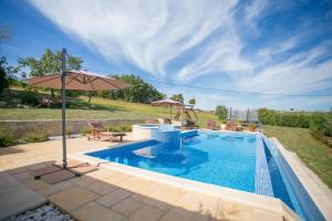 Bazén v ubytovaní Unique Villa Bošket with Pool and Jacuzzi surrounded by Nature alebo v jeho blízkosti