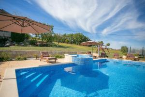 Bazén v ubytovaní Unique Villa Bošket with Pool and Jacuzzi surrounded by Nature alebo v jeho blízkosti