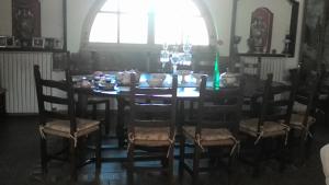 uma sala de jantar com uma mesa e cadeiras e uma janela em casa ciosse em Grognardo