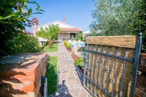 Vonkajšia záhrada v ubytovaní Comfortable Villa Marinela with Pool and Garden
