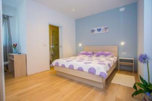 Ένα ή περισσότερα κρεβάτια σε δωμάτιο στο Three-Bedroom Apartment Mir with Private Infinity Pool +16 φωτογραφίες