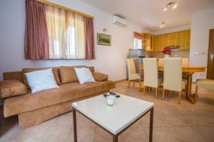 Χώρος καθιστικού στο Three-Bedroom Apartment Mir with Private Infinity Pool