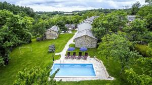 Výhled na bazén z ubytování Attractive Stone Villa M-Mate with Pool - Privacy Guaranteed nebo okolí