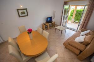 Μια τηλεόραση ή/και κέντρο ψυχαγωγίας στο Three-Bedroom Apartment Mir with Private Infinity Pool