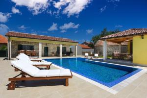 Bazén v ubytovaní Beautiful Villa Petra with Summer Kitchen and Pool alebo v jeho blízkosti
